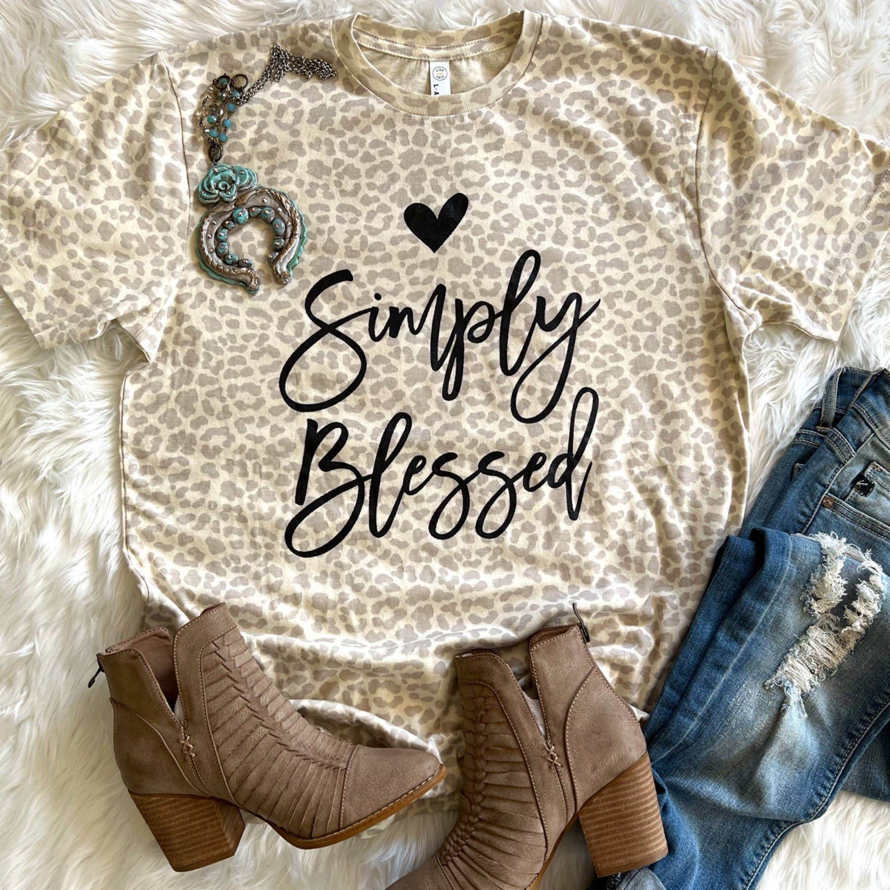 Plain Apparel Tees – Engroshandel T-shirt med print - Dame – Simply Blessed Cream Leopard T-shirt med skærmtryk til kvinder1