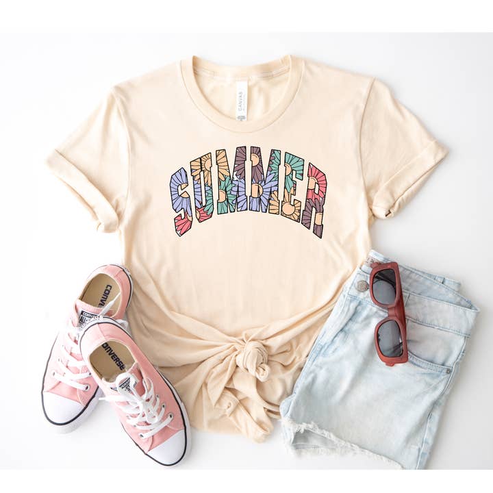 Tee Gráfico Feminino - Letras de Varsity de Verão por atacado de Checkered Apron Studio