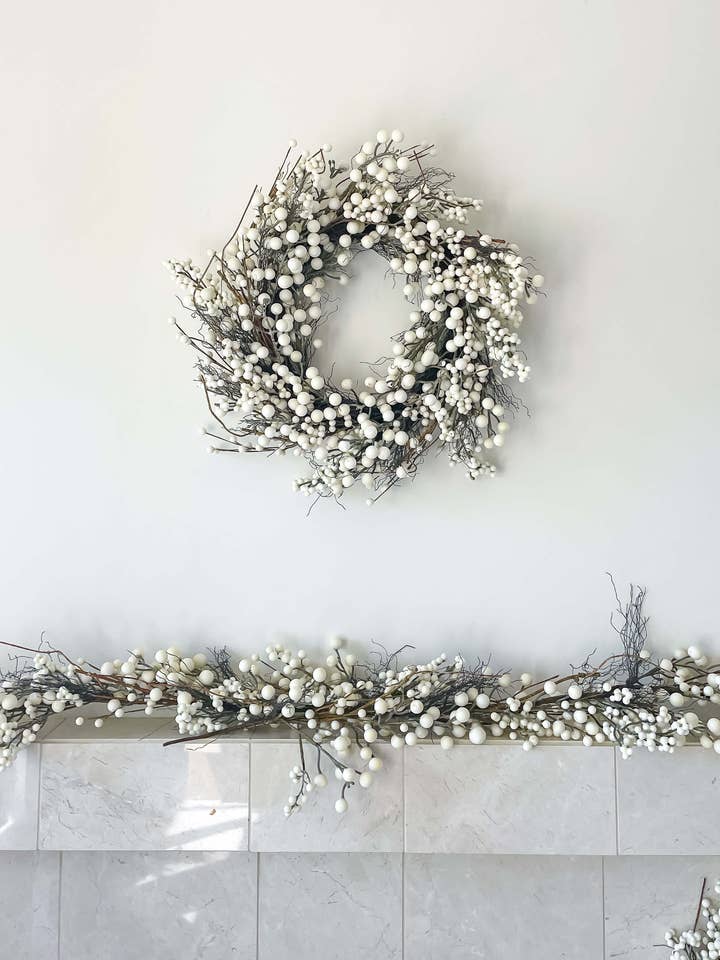 Guirlande de Noël blanche en fausse baie 60" pour la vente par Hycroft Home Decor