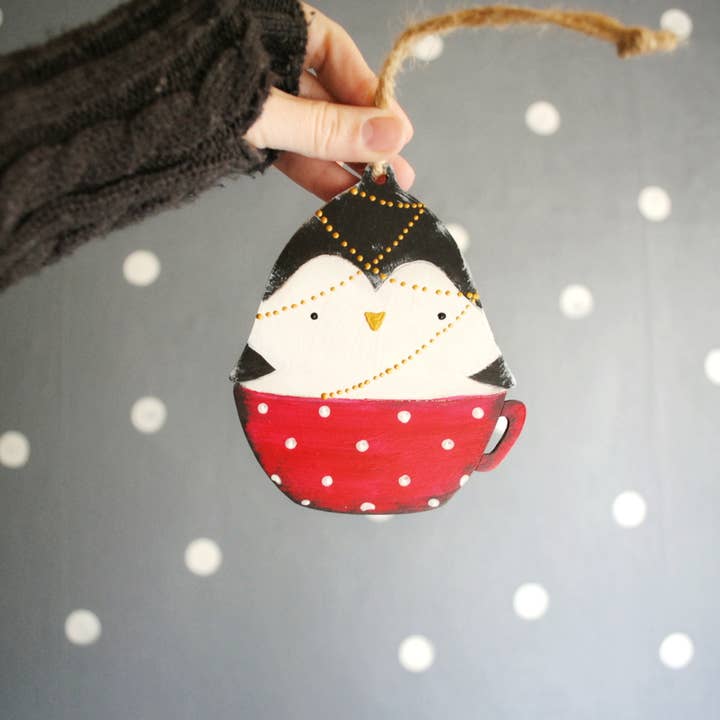 Handbemalter Pinguin-Anhänger aus Sperrholz in rotem Becher für den Großhandel von HandyHappy
