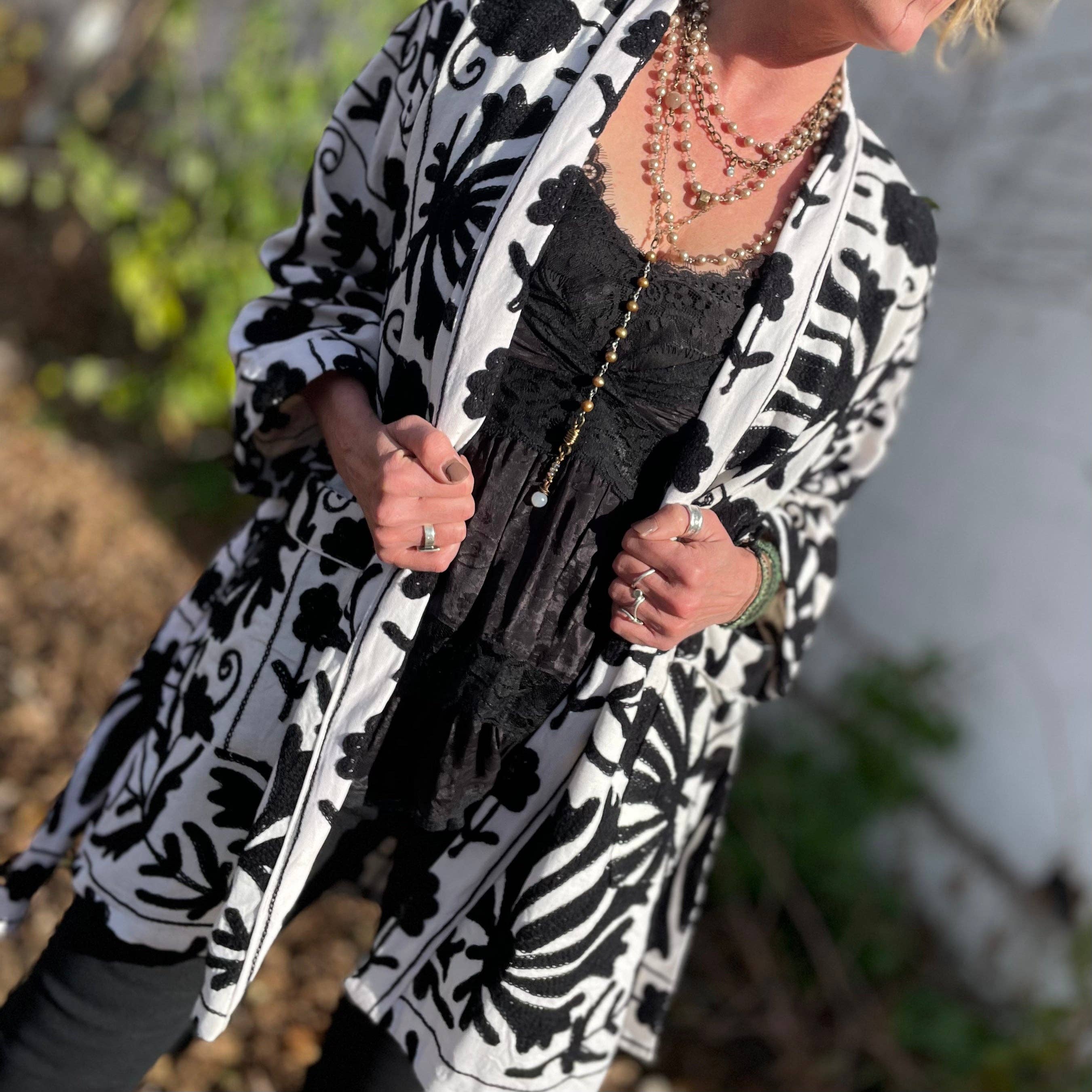 Bohemian Grace - Grace & Grit – Großhandel Jacke – Damen – Suzani Handbestickte Jacke, Schwarz und Weiß5