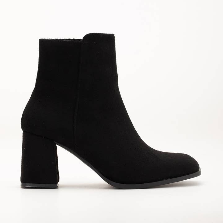 Nadine - Bottines en daim noires pour la vente par Prologue Shoes
