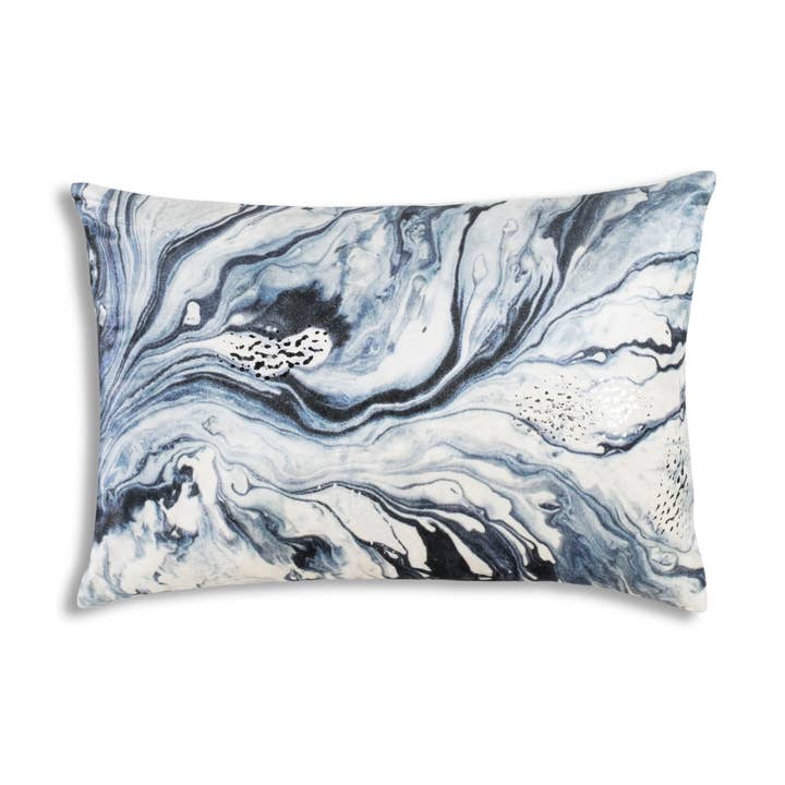 Coussin Lapis Bleu pour la vente par Cloud 9 Design