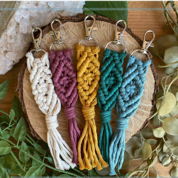 Tangled Up In Hue – Engroshandel DIY-hobbysæt – DIY Macrame nøglering Craft Kit