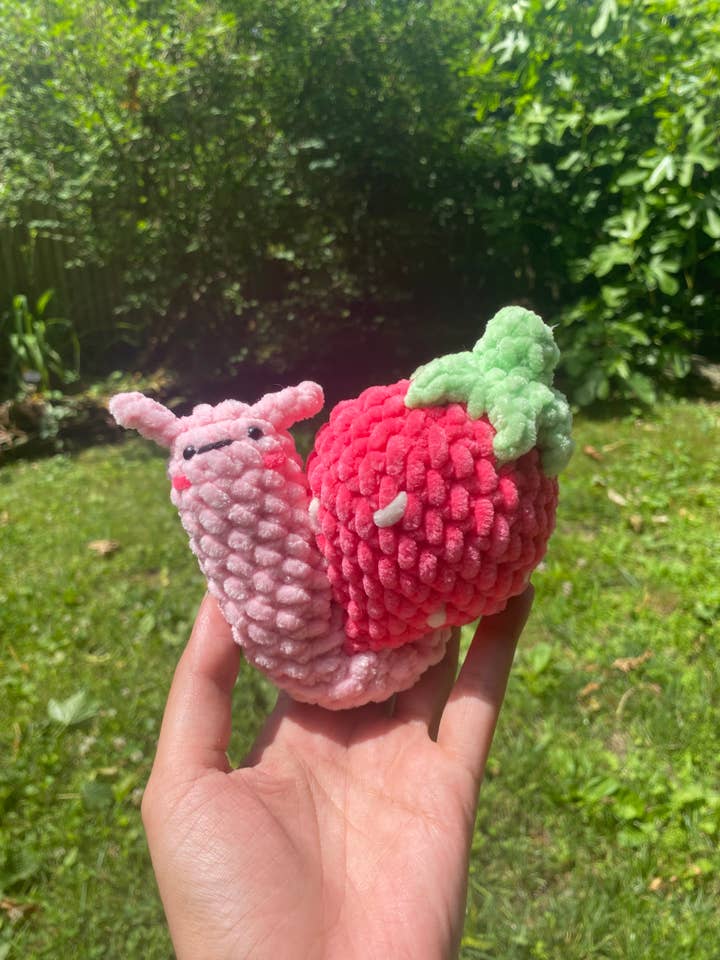Gehäkeltes Plüschtier mit Erdbeerschnecke für den Großhandel von Fate and Fiber
