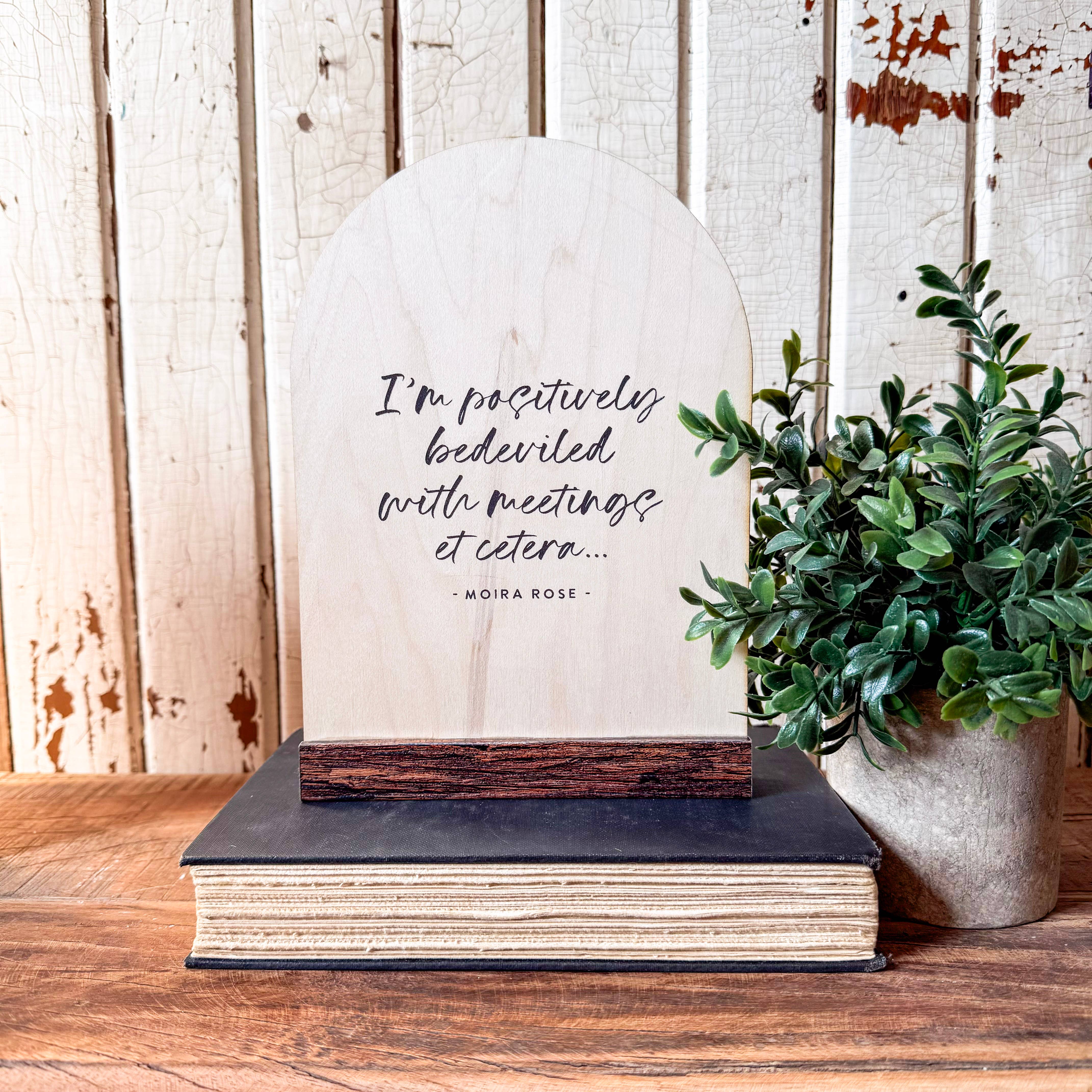 WillowBee Signs & Designs – Engroshandel Skilt – Schitts Creek Sjovt Bueformet Træskilt Hyldesitter2