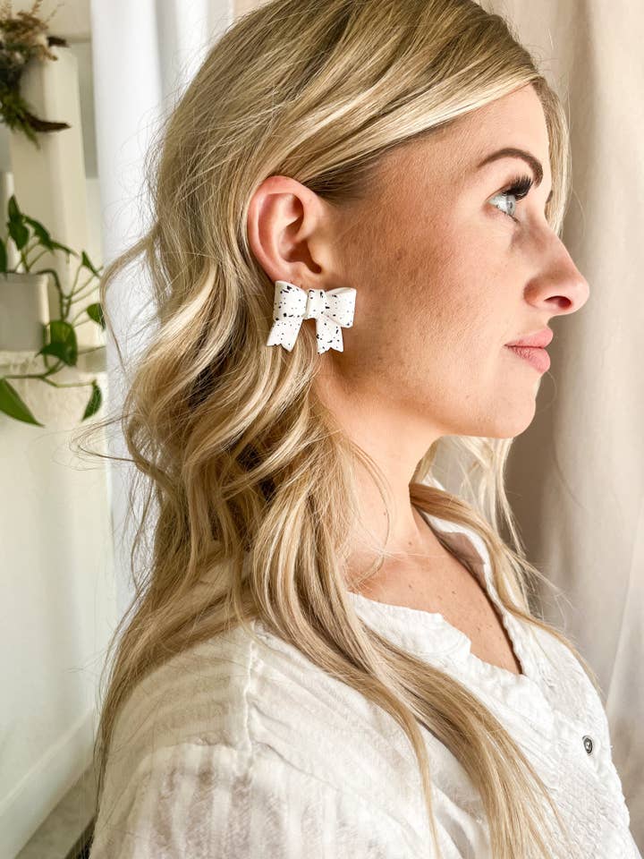 Borchie Coquette Bow Statement per la vendita all'ingrosso da parte di The Raw Creative