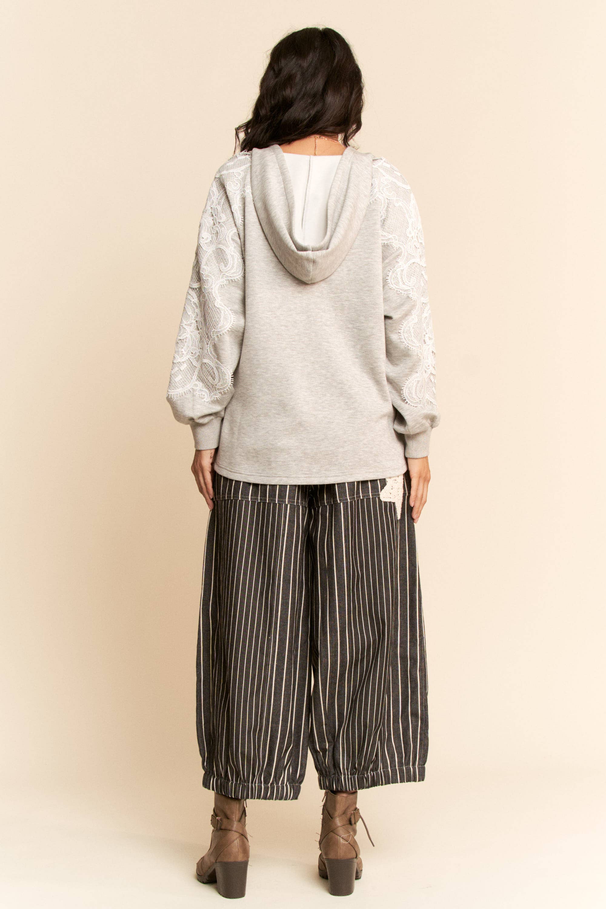 Davi & Dani – Großhandel Hoodie – Damen – HOODIE MIT SPITZENDETAIL UND LOCKERER PASSFORM UND LANGEN ÄRMELN9