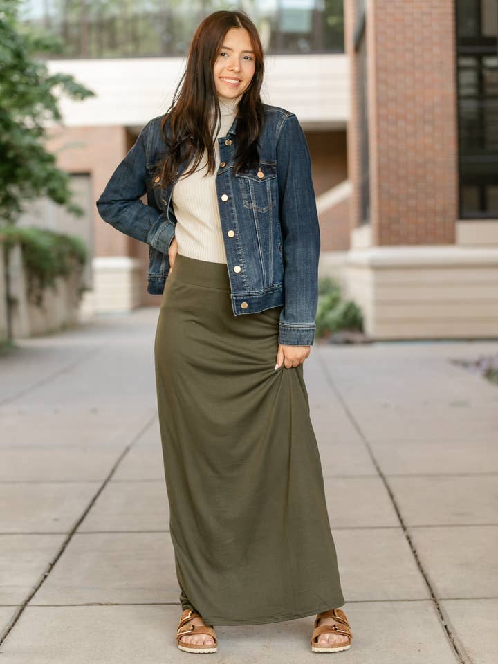 Jupe longue Clarise Olive Premium en tricot pour la vente par Inherit Clothing Company