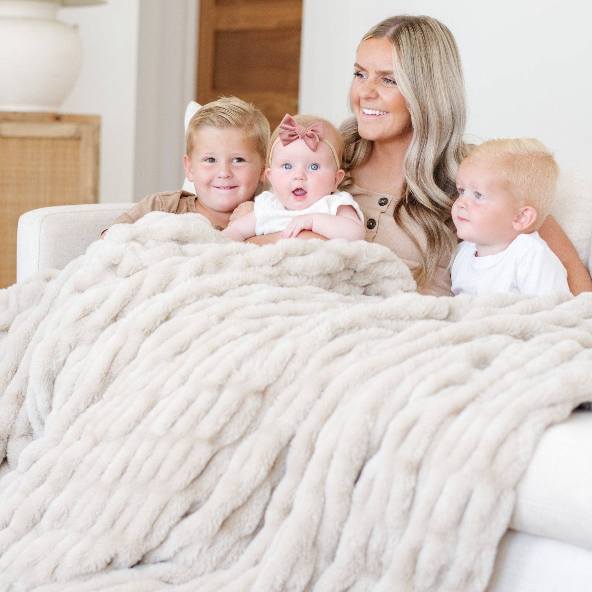 Saranoni - Wholesale Throw Blanket - DOUBLE RUCHED FAUX FUR XL THROW BLANKETS0