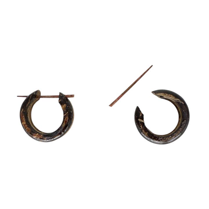 Boucles d'oreilles créoles en coquille de noix de coco avec épingle d'oreille en coquille de noix de coco pour la vente par Maka Imports