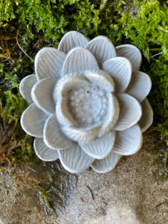 Backyard Stone Art - Vendita all'ingrosso Ornamenti/decorazioni per esterni - Fiore in cemento, ninfea di loto, 7,6 x 3,8 cm0