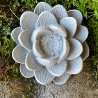 Backyard Stone Art - Vendita all'ingrosso Ornamenti/decorazioni per esterni - Fiore in cemento, ninfea di loto, 7,6 x 3,8 cm