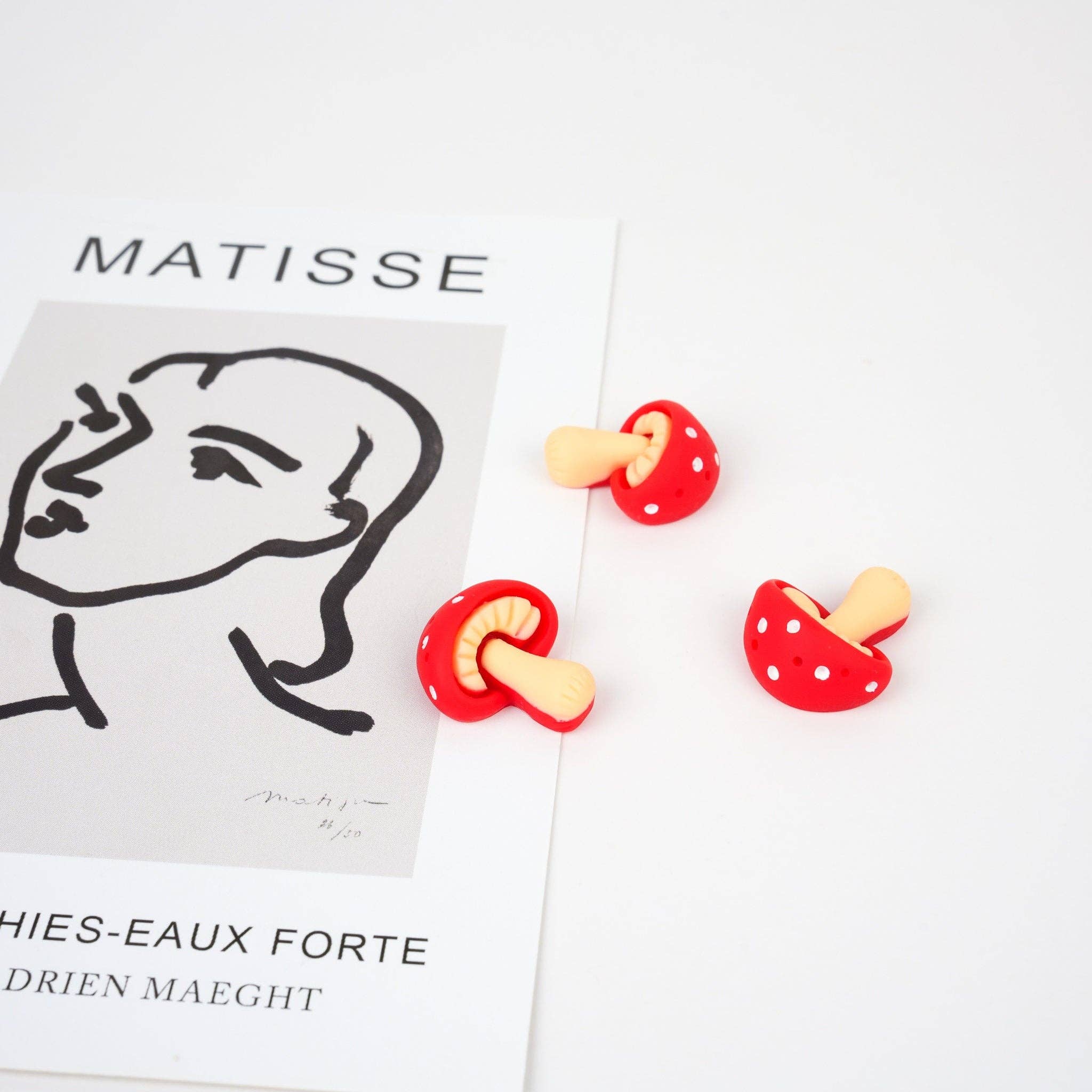 Mini Story Co - Vente Épinglettes/boutons - Épinglette en forme de champignon rouge | Broche unique en forme de mouche en agaric | Accessoire naturel miniature | Cadeau pour les amoureux des champignons | Cadeau en forme de champignon magique9