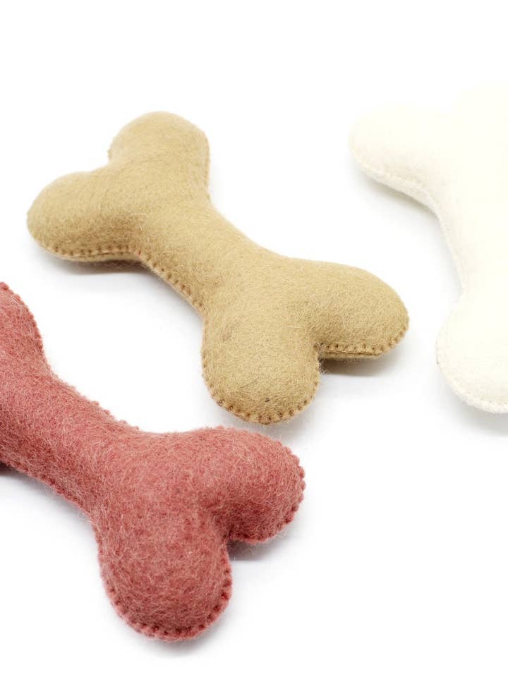 Sæt med 3 uldfiltede broderede hundelegeben for engroshandel hos Woollyfelt