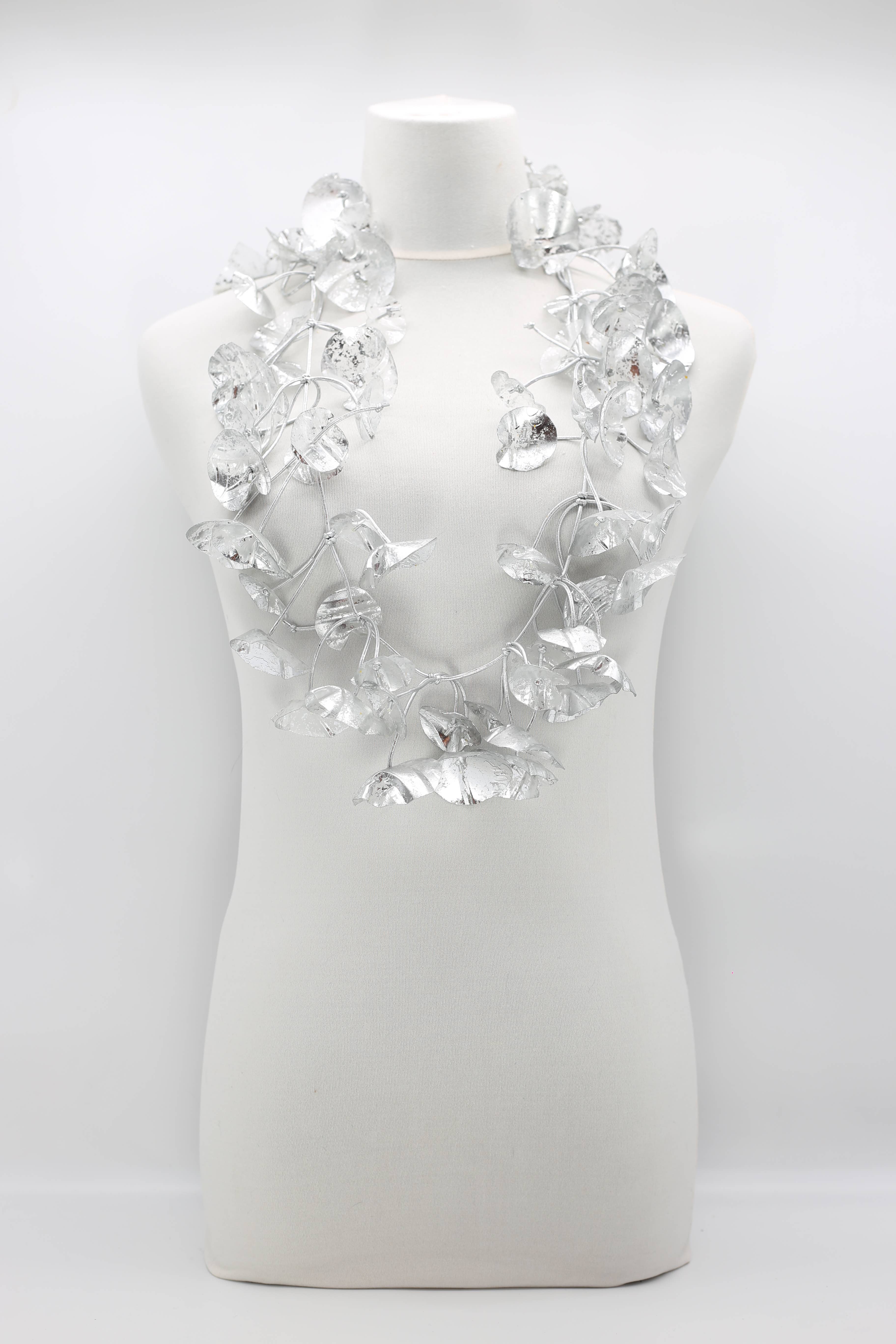 Jianhui London - Vendita all'ingrosso Collane a bavaglio - Collana grande doppia ninfea - Dorata a mano0