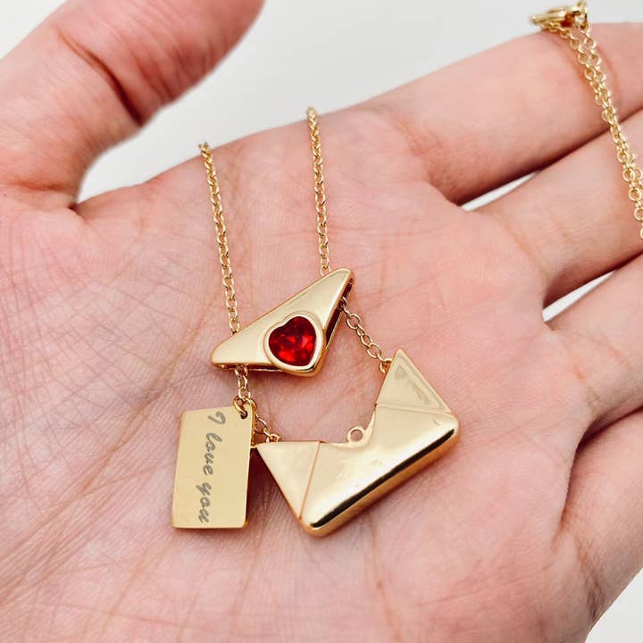 Mio Queena – Großhandel Kette mit Anhänger/Charm – Halskette mit kubischen Zirkonia-Umschlägen in Herzform mit Aufschrift „I Love You“