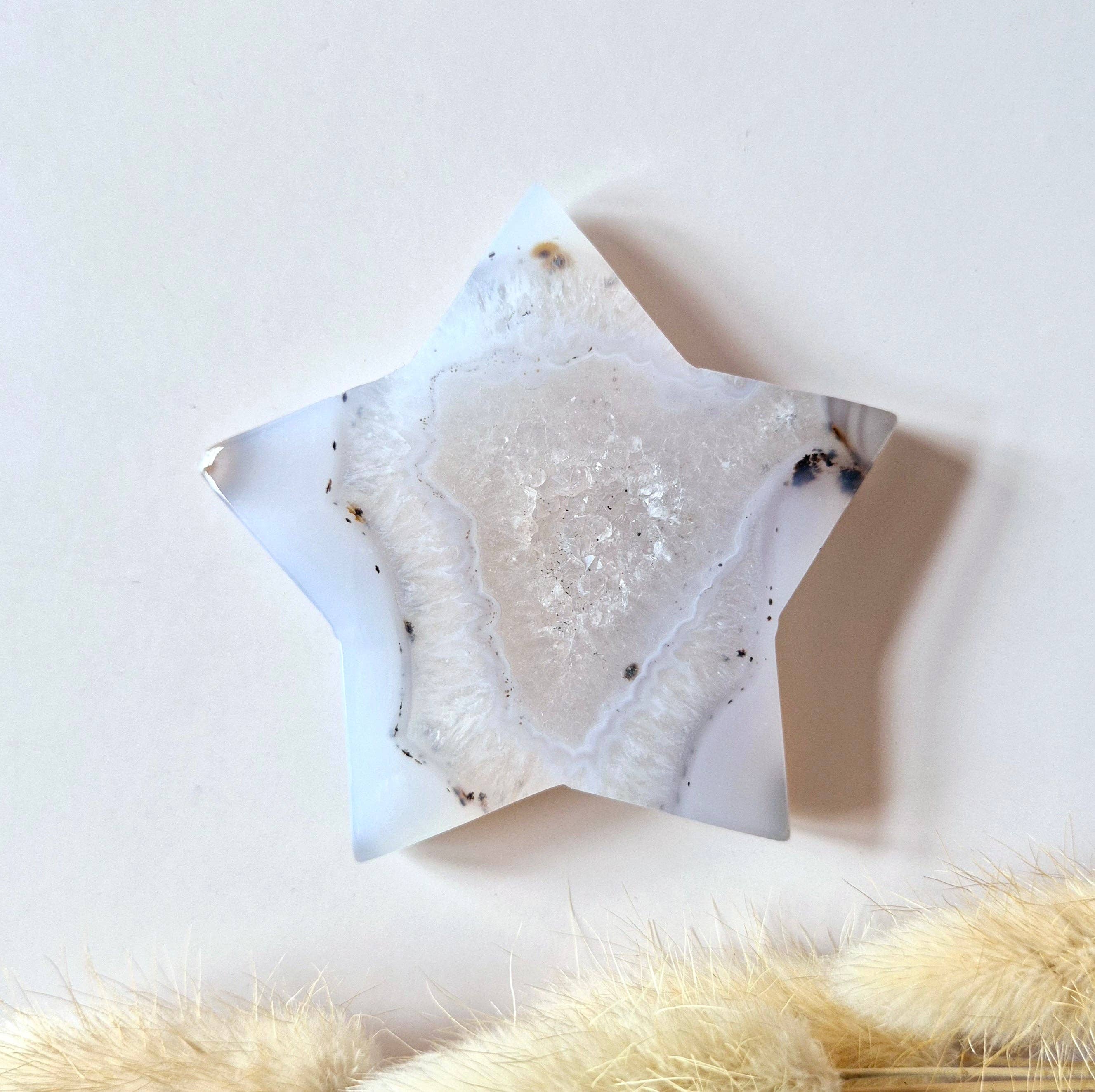 Moonlight Gemstones - Vente Pierre et cristal de spiritualité - Étoile en agate grise druzy 6-7 cm | Sculpture en cristal pleine de lumière et de calme7