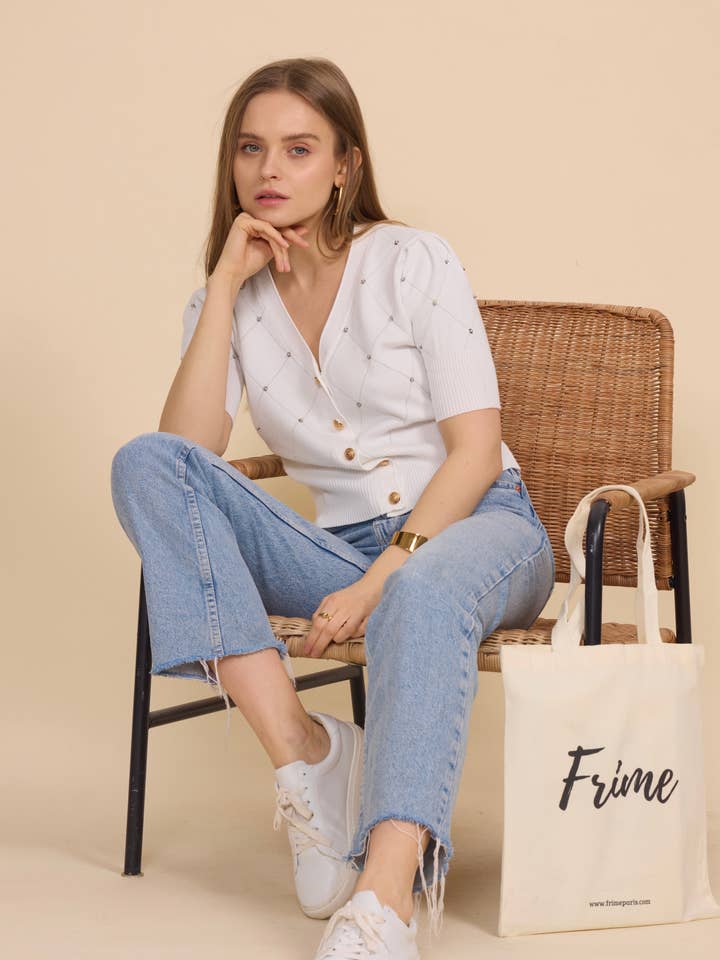 Top en maille fine orné de strass et de boutons dorés - 563 pour la vente par Frime