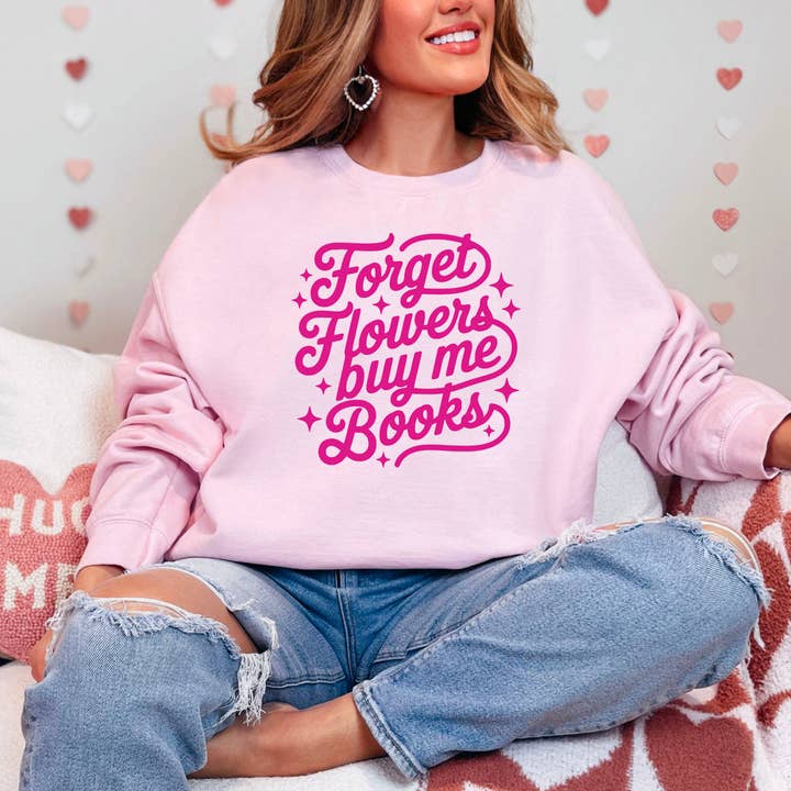 Oublie les fleurs, achète-moi des livres Sweat-shirt col rond Gildan Heavy Blend pour la vente par The Swoon Room