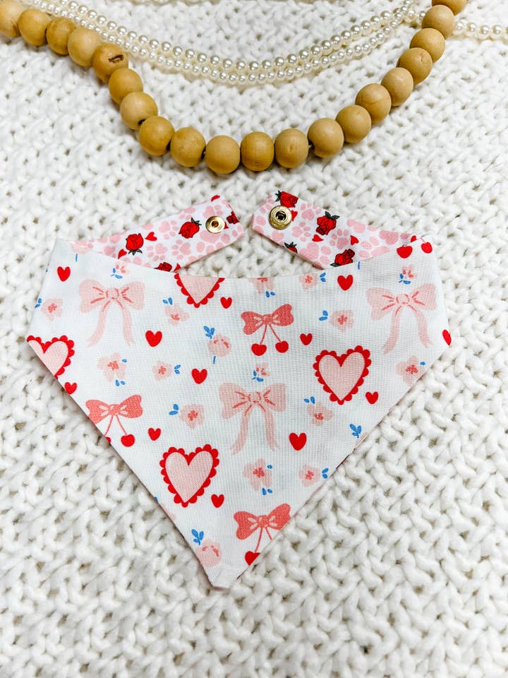 Bandana réversible pour chien à cœurs, foulard pour animaux de la Saint-Valentin pour la vente par StellaLoo