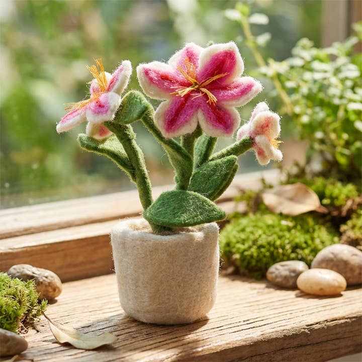 Vaso di Giglio Lussureggiante in Feltro Fatto a Mano per la Festa della Mamma per la vendita all'ingrosso da parte di Felt So Good