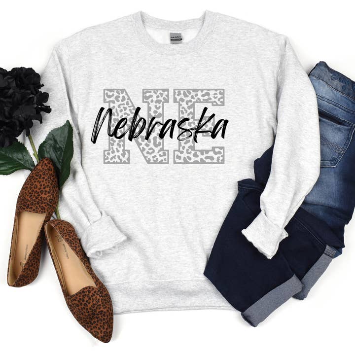 Nebraska Leopard Sweatshirt för wholesale av Farmtown Printing Company