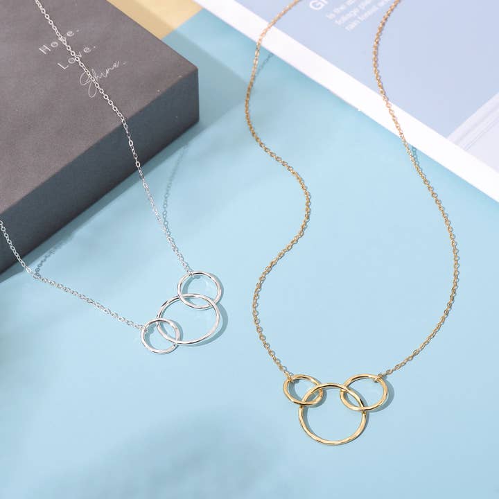 hope love shine – Großhandel Kette mit Anhänger/Charm – Halskette Eternity mit 3 Ringen, ineinandergreifende Kreise, Gold und Silber