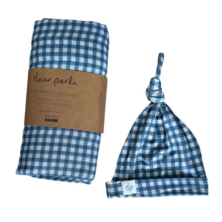 Bambus Musselin Svøbetæppe & Topknude Sæt - Mikro Gingham Navy for engroshandel hos Dear Perli