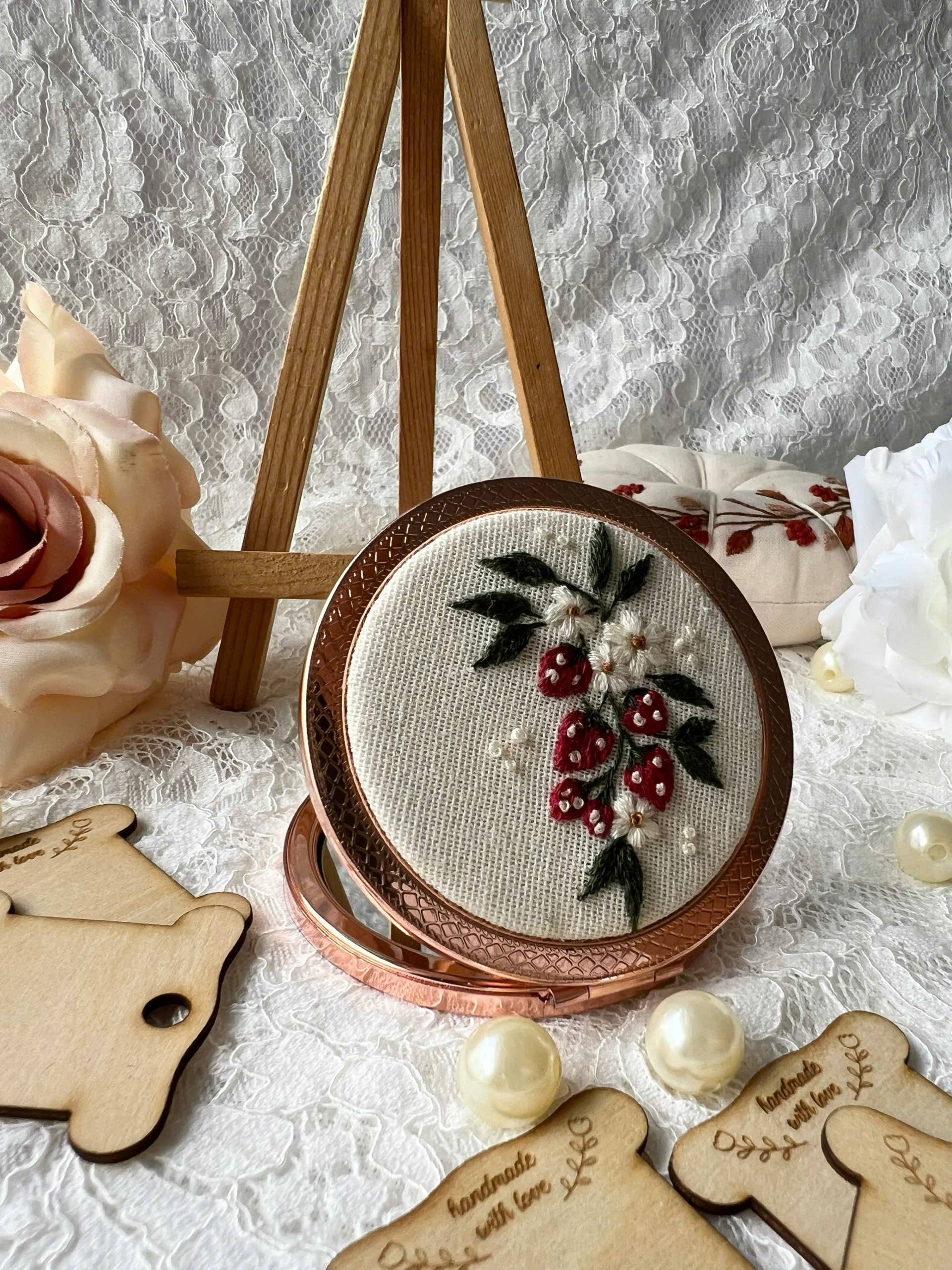 Maple Dream Store – Engroshandel Kompaktspejl – Lomme-spejl med vintage blomstermotiv, håndbroderet4