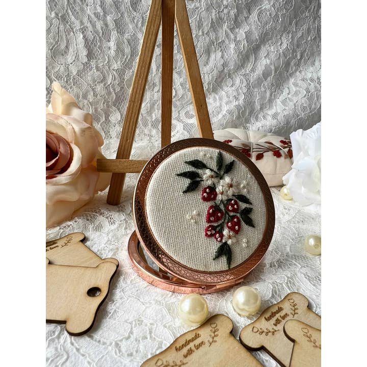 Maple Dream Store – Engroshandel Kompaktspejl – Lomme-spejl med vintage blomstermotiv, håndbroderet4