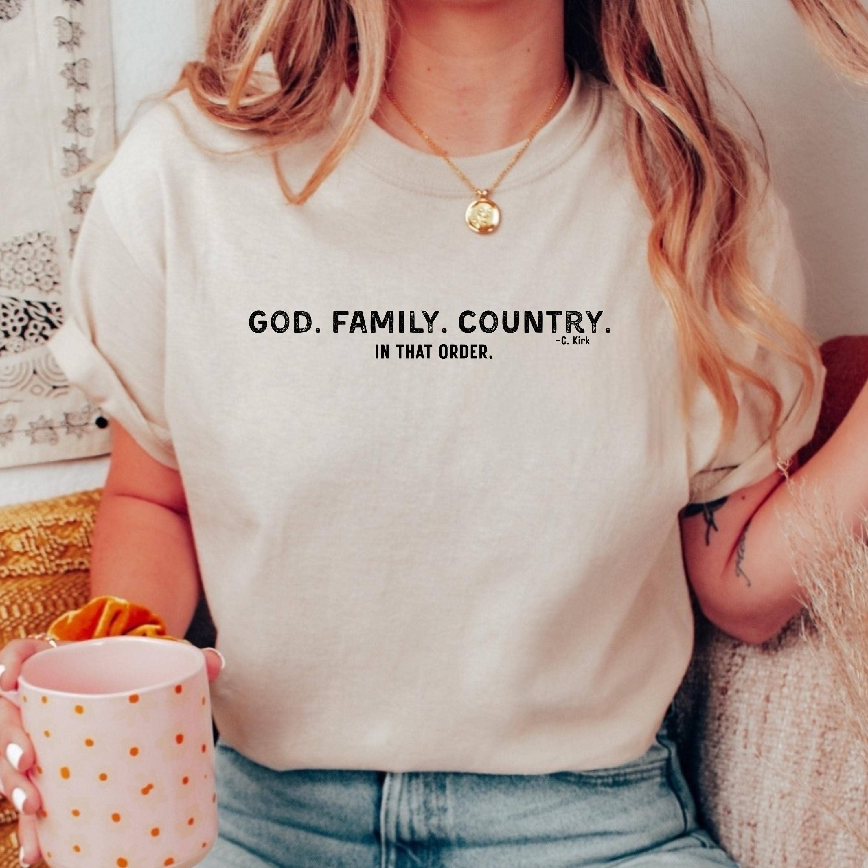 DLT Ecommerce – wholesale T-shirt med logga - Dam – Charlie Kirk hyllningströja, Gud. Familj. Land. Sweatshirt