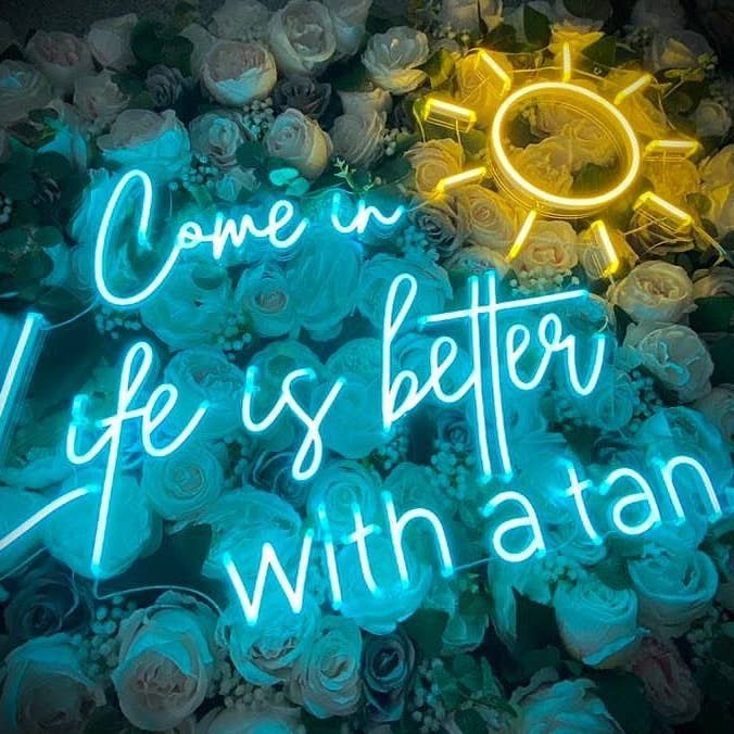 Letreros de neón con forma de L «Come in Life is Better with a Tan» para venta al por mayor de Aoos Custom