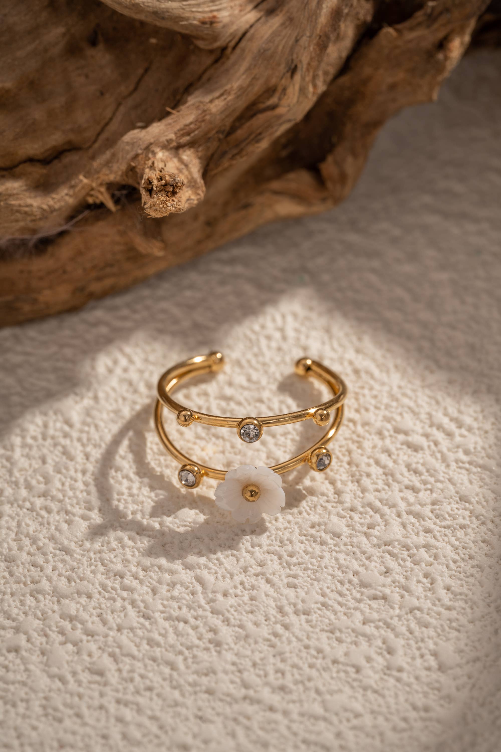 COSMOS - Vendita all'ingrosso Anelli multipietra - Anello con fiori perlati e pietre scintillanti in acciaio1