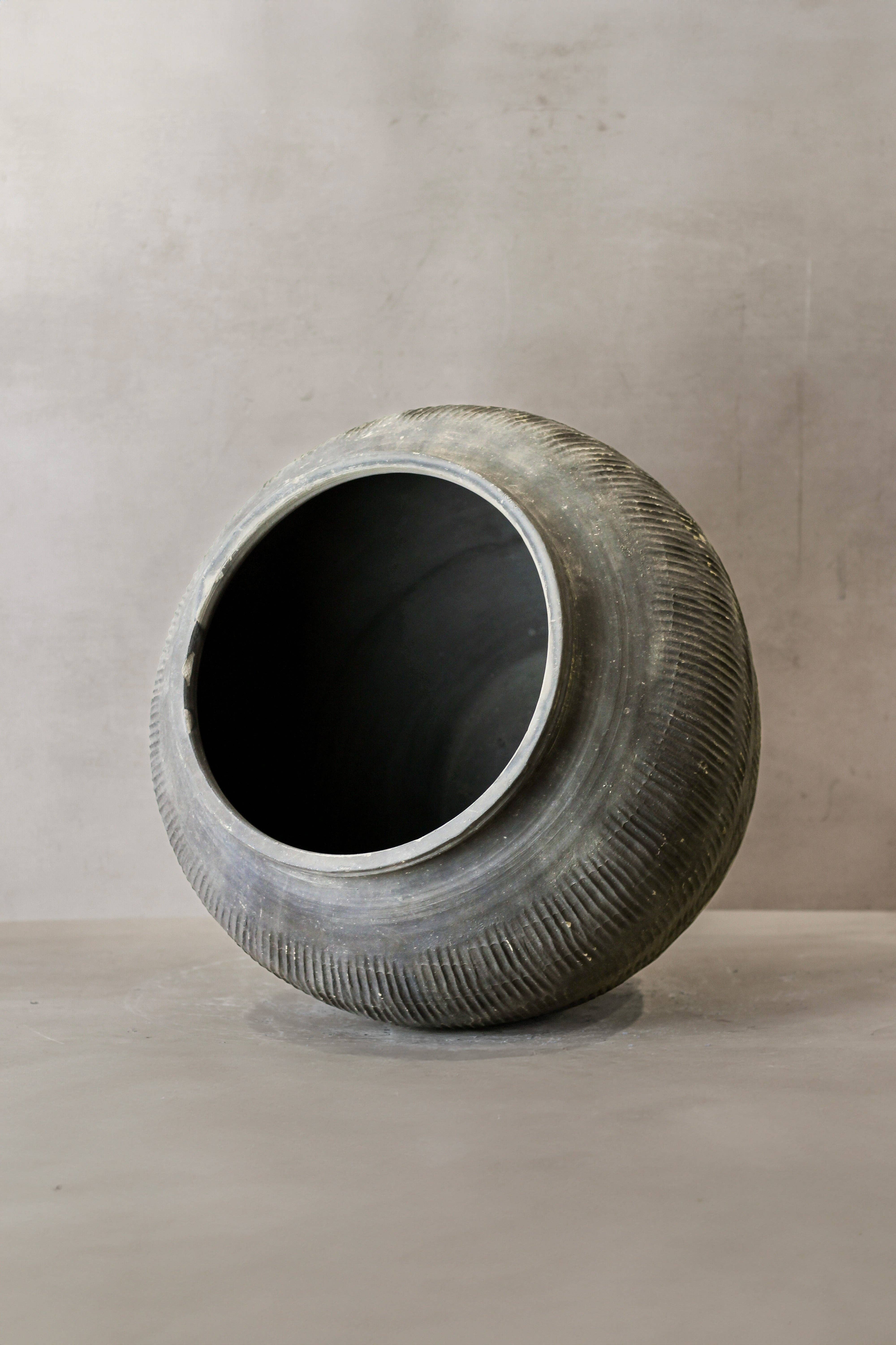 Botanical Boys - Wholesale Plantenpot - Vintage grijze ongeglazuurde pot met structuur - VT041