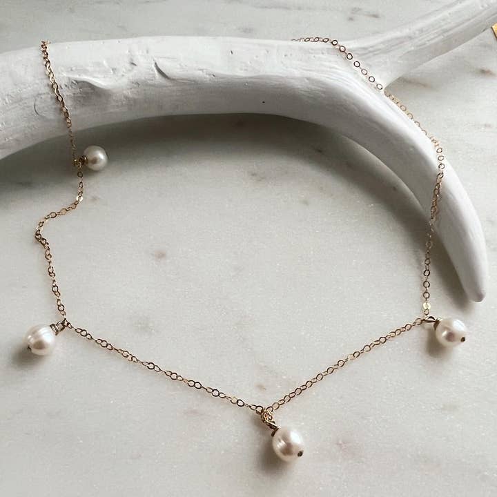Georgia Marie Designs – wholesale Choker/Krage – 14K Guldfylld sötvatten Pearl Choker • Vit Pearl Choker • Guldskiktning Halsband • Guldstapling Halsband • Gåvor till fru, flickvän
