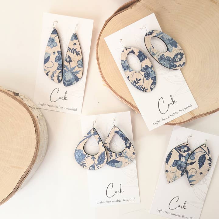 Hello Lovely Cork Co. - Venta al por mayor Pendientes colgantes - Pendientes de Corcho Florales Azul y Blanco - Ala Grande
