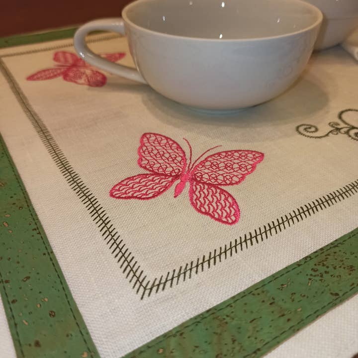 Tovaglietta in lino con ricamo a farfalla e bordo in sughero per la vendita all'ingrosso da parte di JANELA D'ALMA