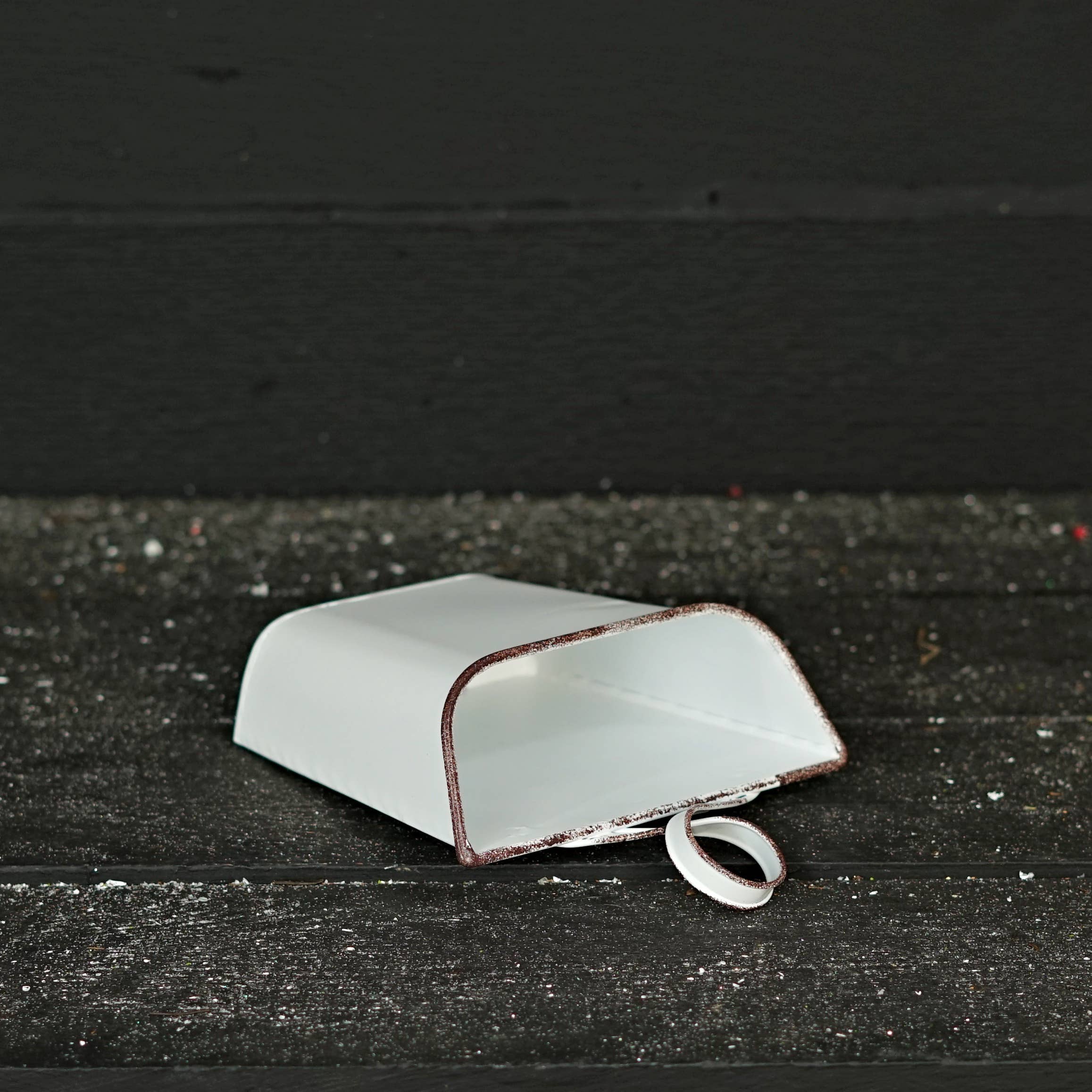 Holiday Depot Inc. - Wholesale Bucket/Pail - 570613- Metal Wall Bucket-White with Rusty Edges-9Hx6.5Wx2.23