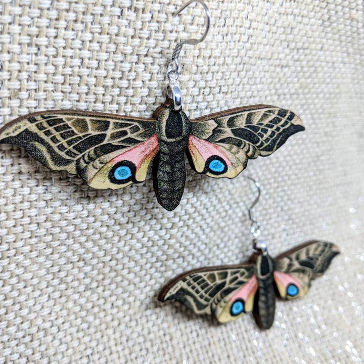 Moth Laser Cut Houten Oorbellen Roze voor wholesale door Iamsonotcool