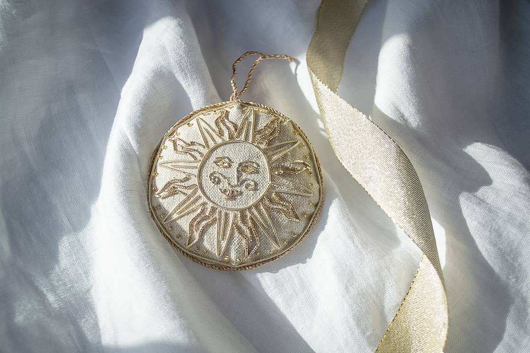 Katie Larmour Linen - Venta al por mayor Adornos - Adorno de Navidad de astrología con sol hecho a mano en lino irlandés1