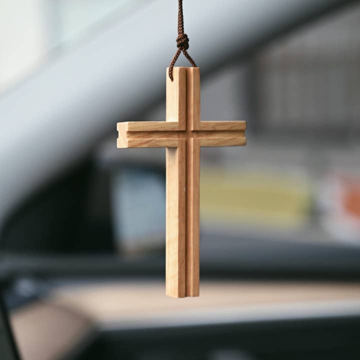 Croix en bois naturel | Pendentif de voiture pour la vente par LuminaSalina