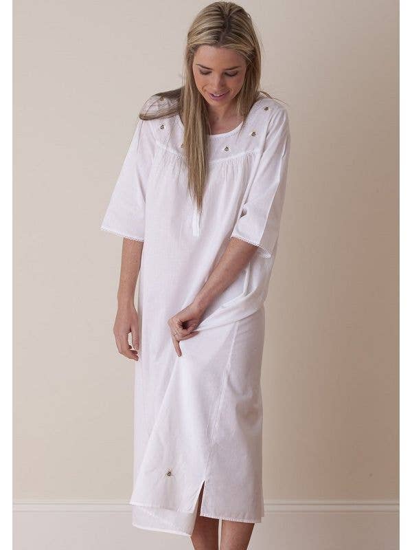 Jacaranda Living – Engroshandel Natkjole - Dame – Bee Hvid Bomuld Natkjole - Broderet10