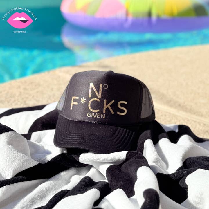 CAPPELLO DA CAMIONISTA "NO FUCKS GIVEN" per la vendita all'ingrosso da parte di Funny Mother Truckers