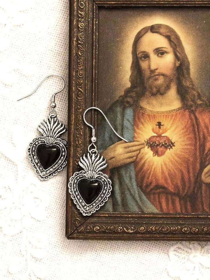Sacred Heart øreringe med sort emalje for engroshandel hos Wild & Free