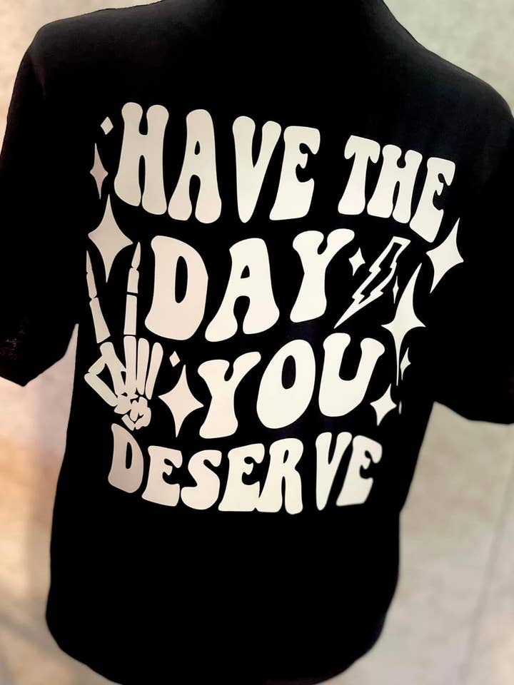 StricklandDesignCo - Vendita all'ingrosso Maglietta serigrafata - Unisex - passa il giorno in cui ti meriti una maglietta0