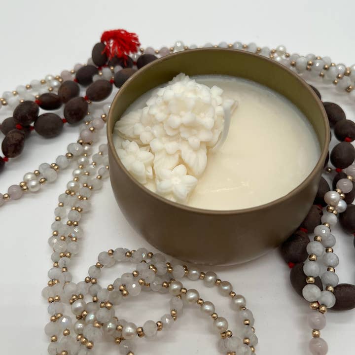 Bougie à la cire de soja, fleur artisanale non parfumée, multicolore pour la vente par Studio Sadish