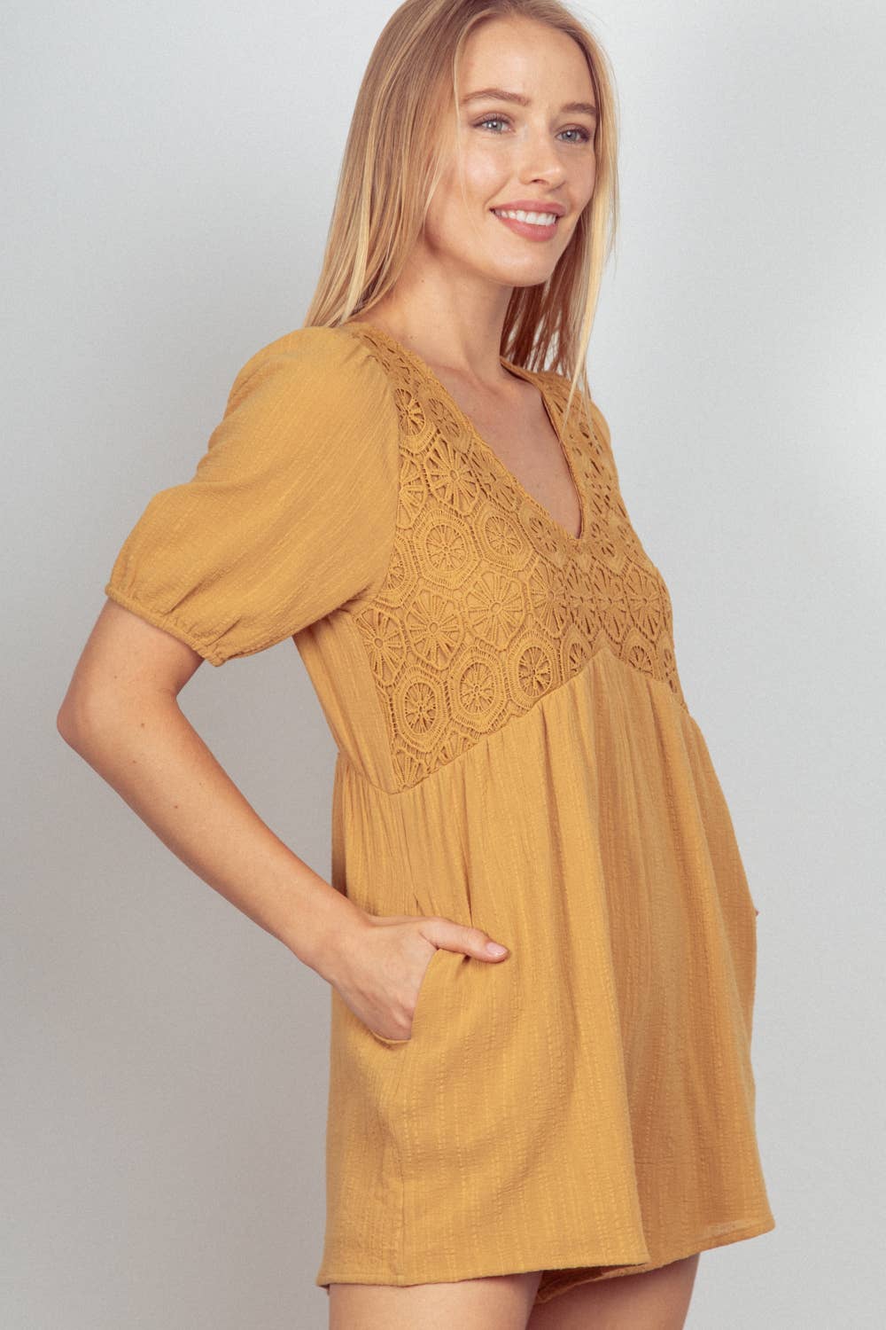 VERY J - Vendita all'ingrosso Tutina - Donna - Pagliaccetto in tessuto solido con maniche a sbuffo con dettagli in pizzo NP7038710