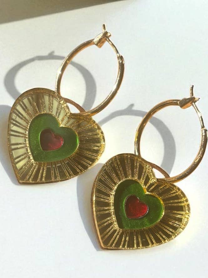 Boucles d'oreilles créoles cœur vert, doré et rouge – Acrylique, pièce statement, maximalisme dopaminique, cottagecore, kawaii, céleste, alternatif, bijou cadeau avec centre rouge pour la vente par Squishy Jewellery