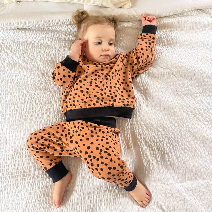 Ensemble sweat-shirt et pantalon de survêtement en coton biologique - Spotted pour la vente par Little Kins Company